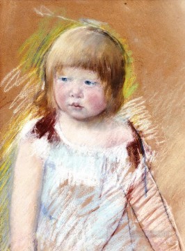 メアリー・カサット Painting - 青いドレスを着た前髪のある子供 母親の子供たち メアリー・カサット